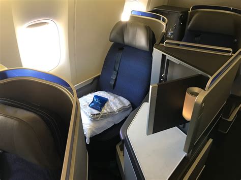 Review: United Airlines First Class B777.